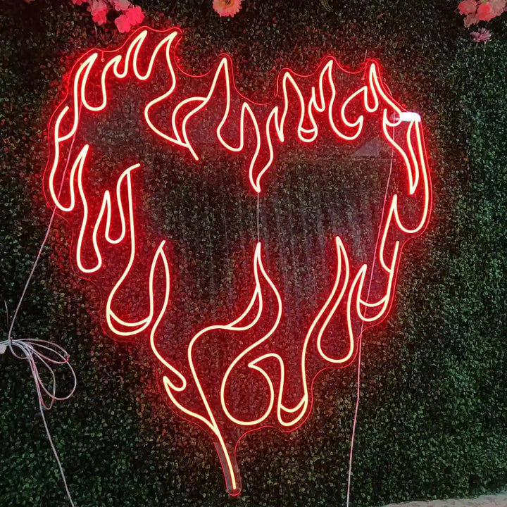 néon coeur rouge enflammé