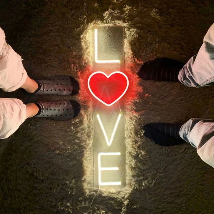 neon love avec un coeur rouge